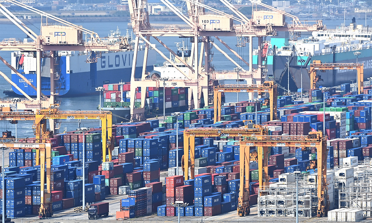 반도체 기저에 10월 산업 생산 5년8개월만에 최대치 감소…소비는 회복세