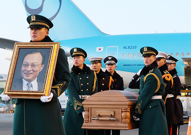 故 이해찬 전 총리 시신 인천공항 도착