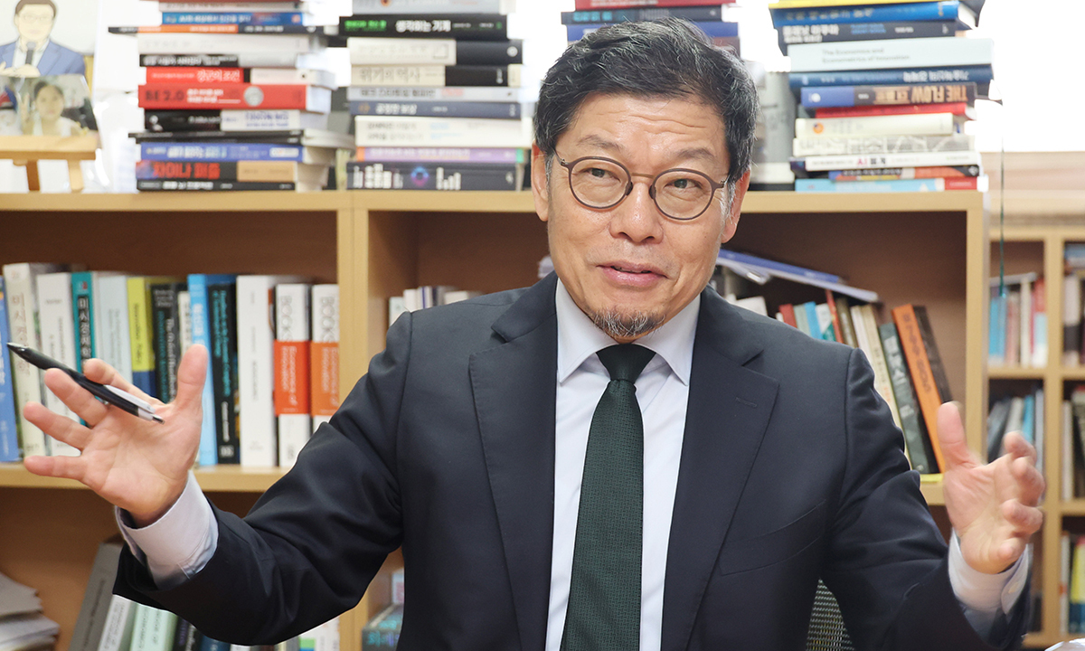 “한국 경제 이대로 가면 생존 위기… ‘다르게’ 하는 도전 해야” [창간37-석학 인터뷰]