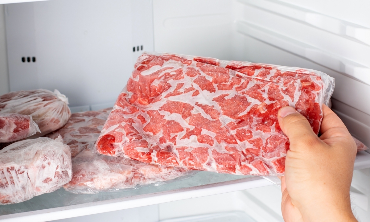 냉동실에 오래 둔 고기 하얗게 변했다면 먹어도 될까