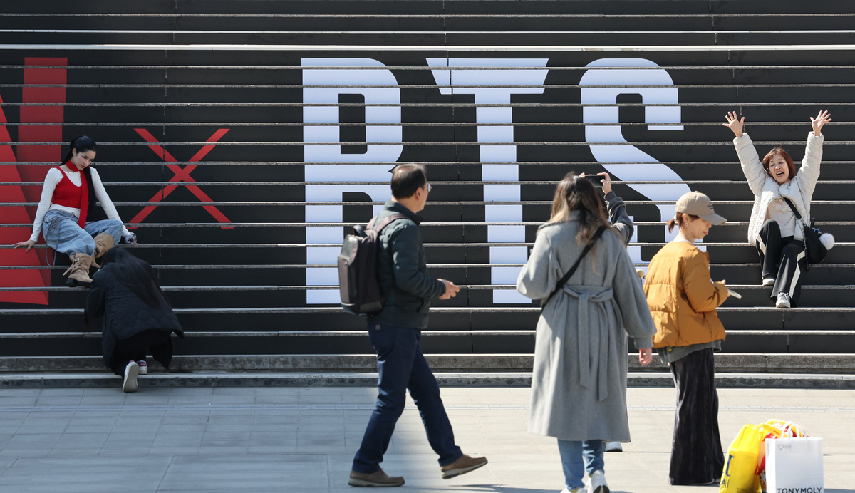 BTS 공연 앞둔 광화문광장은 기념촬영 관광객으로 북적북적... &${esc.h}34;만세&${esc.h}34; [한강로 사진관]