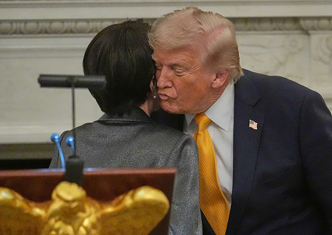 이름 부르며 친근한 포옹까지… ‘스킨십 외교