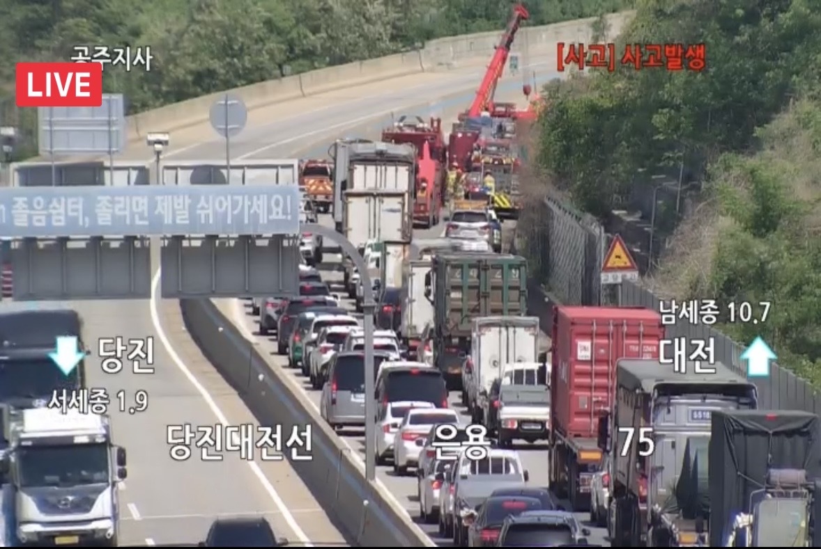 “펑” 고속도로 달리던 굴착기 바퀴 터져 전도…뒤따르던 트럭과 추돌 한때 ‘정체’