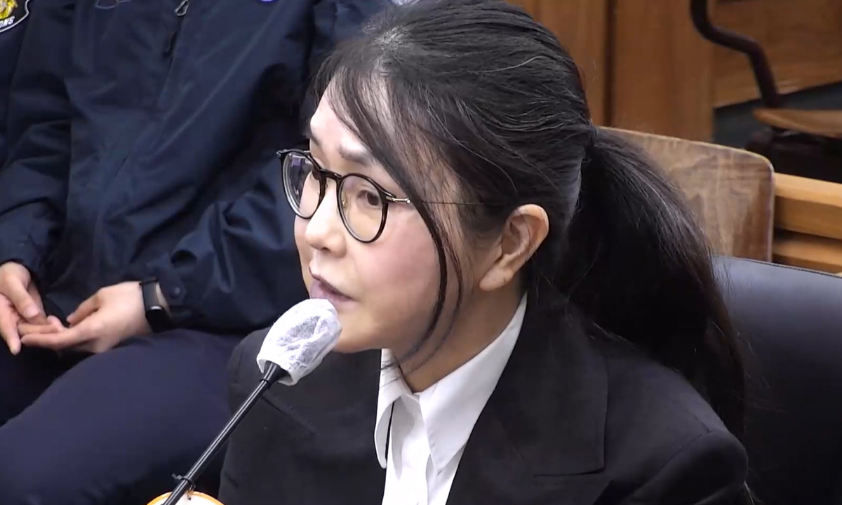 ‘로저비비에 가방 받았다’면서… 김건희 “출처는 몰라”