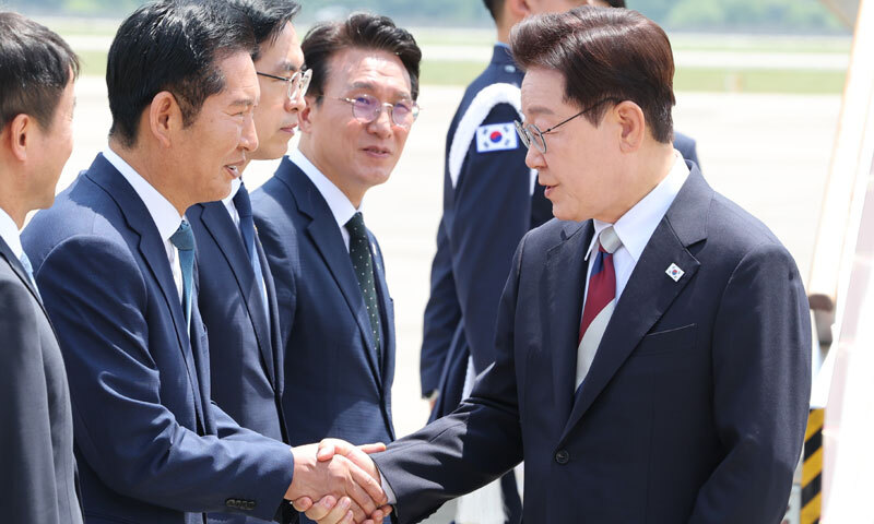 李대통령, 유럽순방 마치고 귀국…金총리·정청래 영접 나와
