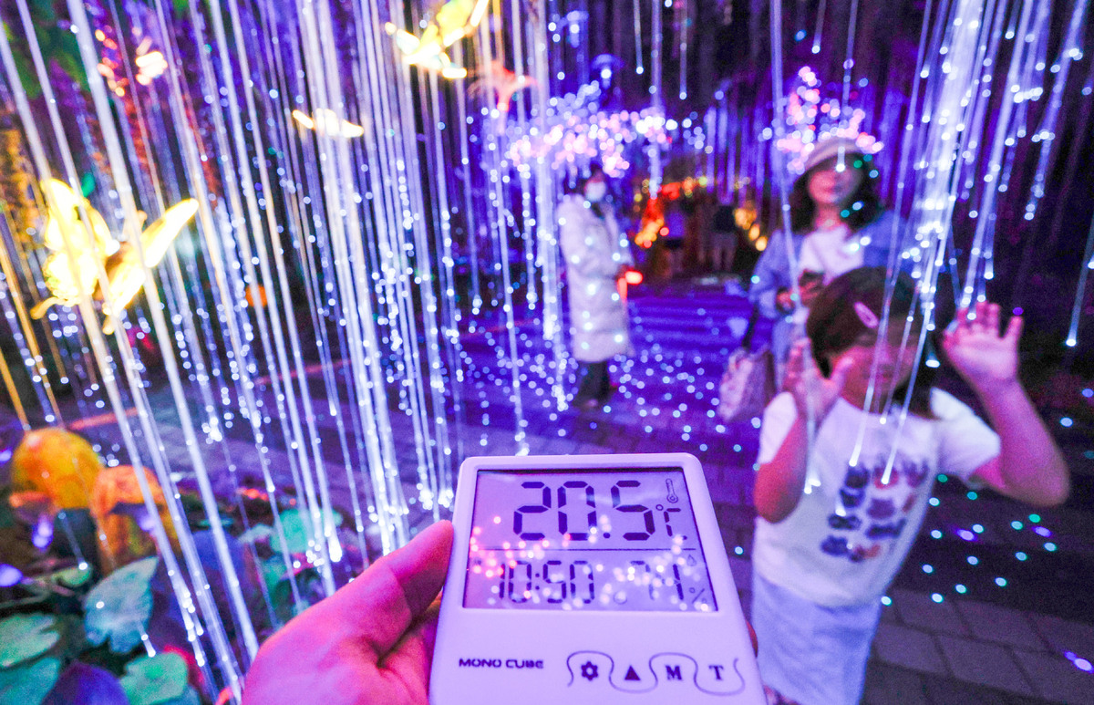 '폭염 아직 안 사라졌나요' 서늘한 광명동굴로 피서 온 관람객들 [한강로 사진관]