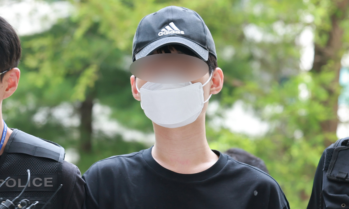 모친 살해 뒤 반려견도 목 졸라… 10대 아들 “도주 우려” 구속