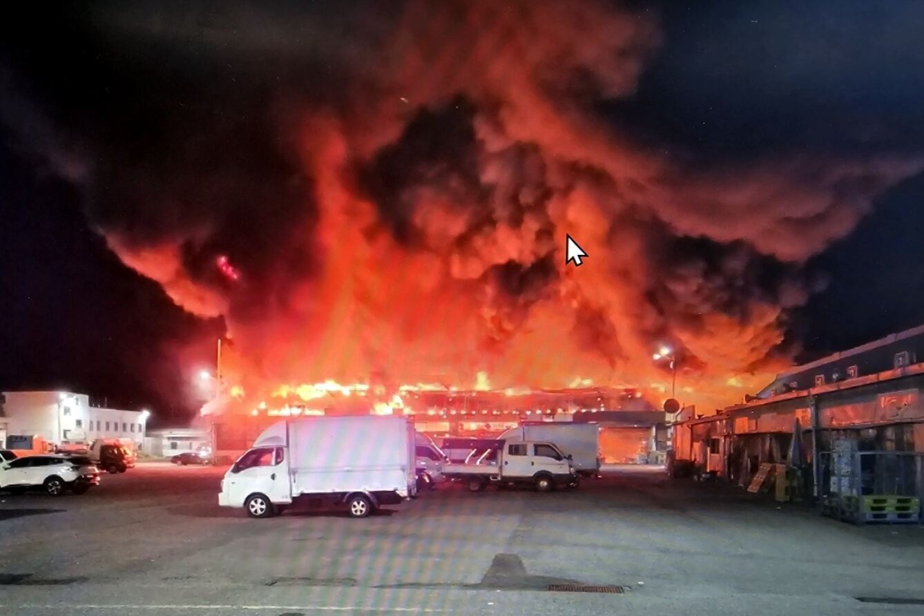 전주 농수산물시장 활어동서 불…소방 대응 2단계 발령