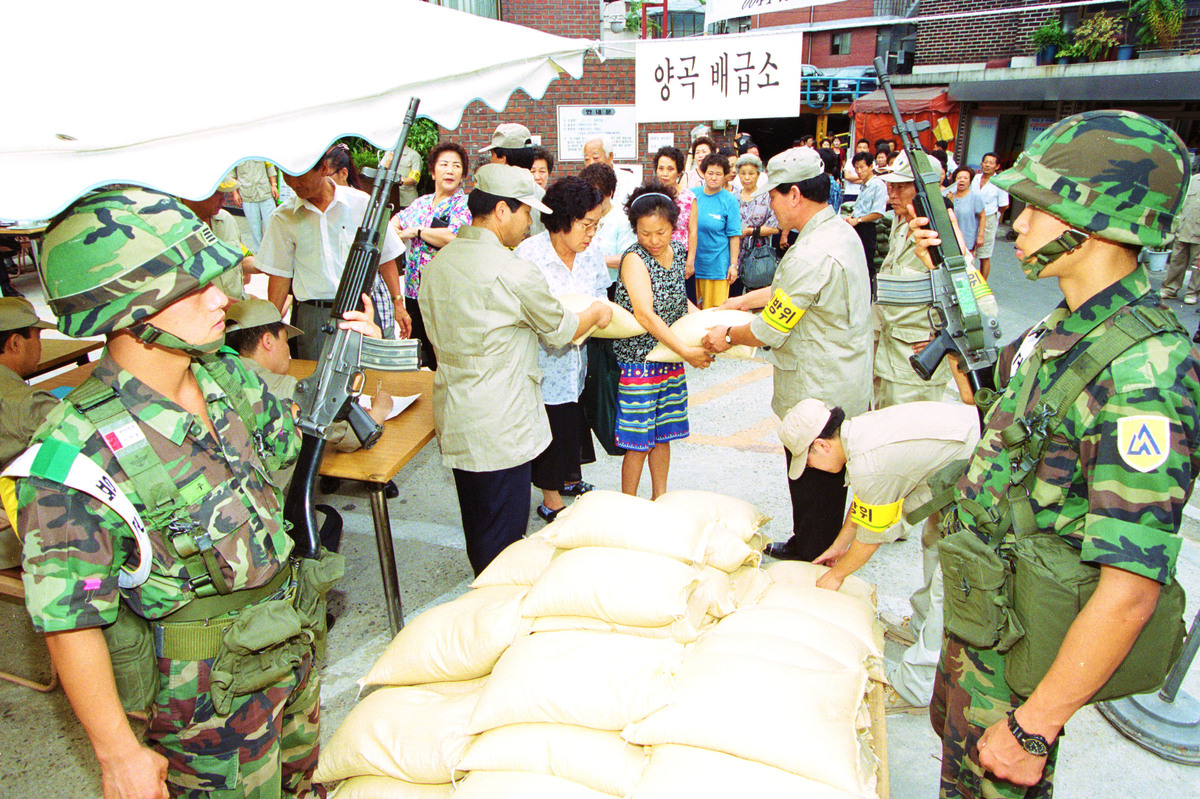 전시 상황 가정 훈련도 했었던 우리… 1999년 ‘전시 양곡 배급훈련’ [사진기자 이제원의 30년 된 외장하드]